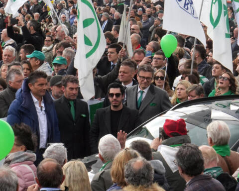 Addio a Bossi, Pontida gremita: il popolo leghista saluta il Senatur