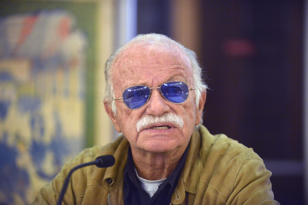 È morto all’età di 91 anni Gino Paoli, tra i più grandi cantautori italiani. La notizia è stata diffusa dalla famiglia con una breve nota: “Questa notte Gino ci ha lasciato in serenità e circondato dall’affetto dei suoi cari”. Nato a Monfalcone il 23 settembre 1934 e cresciuto a Genova, Paoli è stato uno dei protagonisti della cosiddetta ‘scuola genovese’, insieme ad artisti come Luigi Tenco, Bruno Lauzi, Fabrizio De André e Umberto Bindi. Fin da giovane, più attratto dalla musica che dagli studi, iniziò a muovere i primi passi nel mondo discografico alla fine degli anni Cinquanta. Il successo arrivò con ‘Il cielo in una stanza’, portata al trionfo da Mina grazie anche all’intuizione di Mogol. Da lì prese il via una carriera che avrebbe segnato profondamente la storia della musica italiana. Tra i suoi brani più celebri figurano ‘La gatta’, ‘Senza fine” – scritta durante la relazione con Ornella Vanoni – e ‘Sapore di sale’, uno dei simboli della canzone italiana degli anni Sessanta. Momenti difficili La sua vita fu segnata anche da momenti difficili: dalla dipendenza dall’alcol fino al drammatico tentativo di suicidio nel 1963, quando si sparò al cuore sopravvivendo. Negli anni successivi attraversò fasi alterne, tra successi e periodi di minore visibilità, tornando a esibirsi anche nei locali della Liguria. Negli anni Settanta e Ottanta Paoli ritrovò slancio artistico con nuovi lavori e successi come ‘Una lunga storia d’amore’, fino alla partecipazione al Festival di Sanremo nel 1989 con ‘Questa volta no’ e nel 1992 con ‘Un altro amore’, che gli valse il terzo posto e il premio della critica. Intensa anche l’attività di collaborazioni: da Zucchero a Giorgia, fino al pianista jazz Danilo Rea, con cui realizzò album e tournée di successo negli anni Duemila. Le sue canzoni sono state interpretate da grandi voci della musica italiana, da Gianni Morandi a Patty Pravo, da Franco Battiato a Marco Masini.