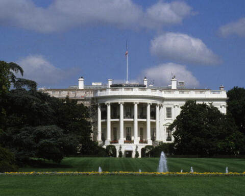 Valanga di critiche blocca il voto sulla sala da ballo voluta da Trump