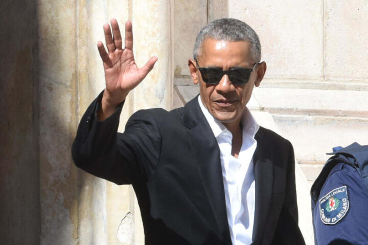 Obama inaugura il suo centro presidenziale e rompe il protocollo: “Trump non sarà invitato”