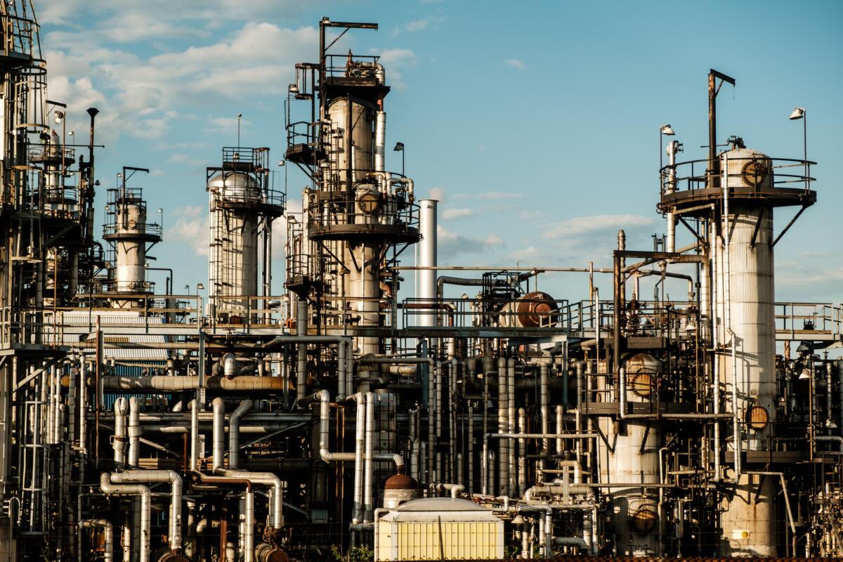 Petrolio, la guerra nel Golfo fa volare i ricavi di Mosca. “Fino a 150 milioni di dollari al giorno”, l’analisi del Financial Times