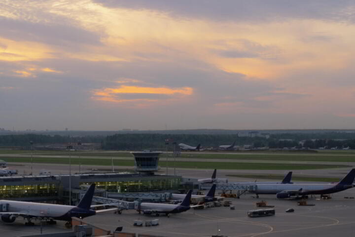 Collisione mortale a LaGuardia: due piloti uccisi nello scontro tra un aereo Air Canada Express e un camion