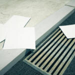 volantini sparsi su strade o marciapiedi