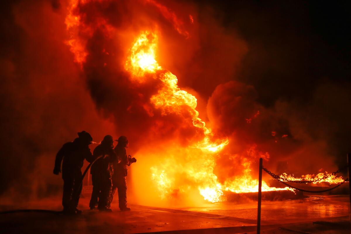 Vigili del fuoco al lavoro sull’incendio