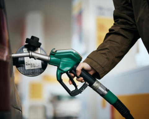 Washington rassicura sui prezzi del carburante: “L’impennata legata al conflitto con l’Iran sarà temporanea”