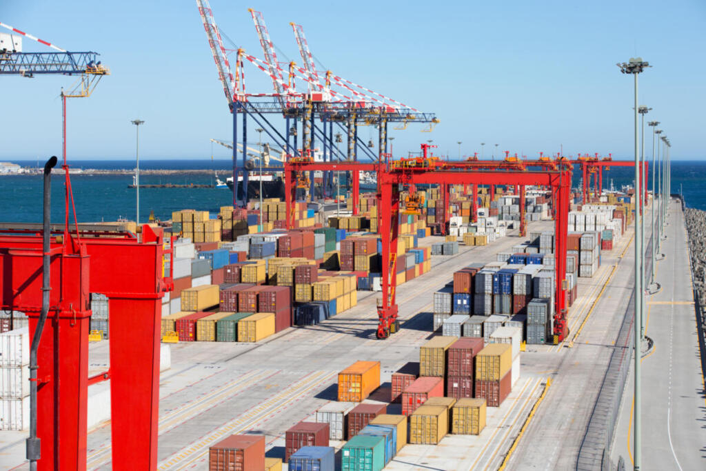 Porto con container bloccati