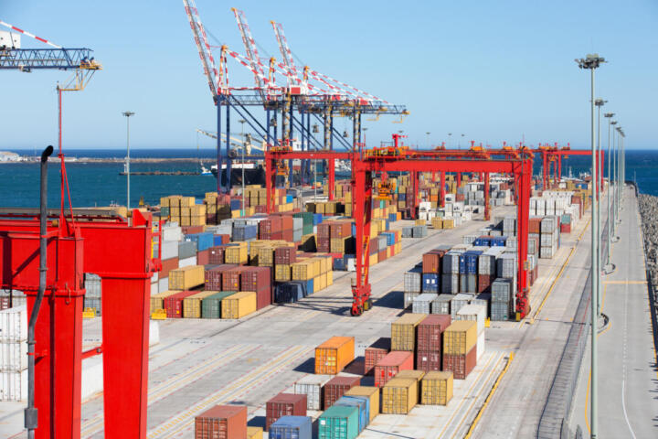 Porto con container bloccati