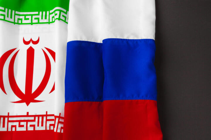 Bandiere di Russia e Iran insieme per evocare cooperazione
