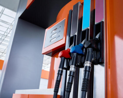 Pechino frena sull’aumento della benzina: allentate le restrizioni per 300 milioni di automobilisti