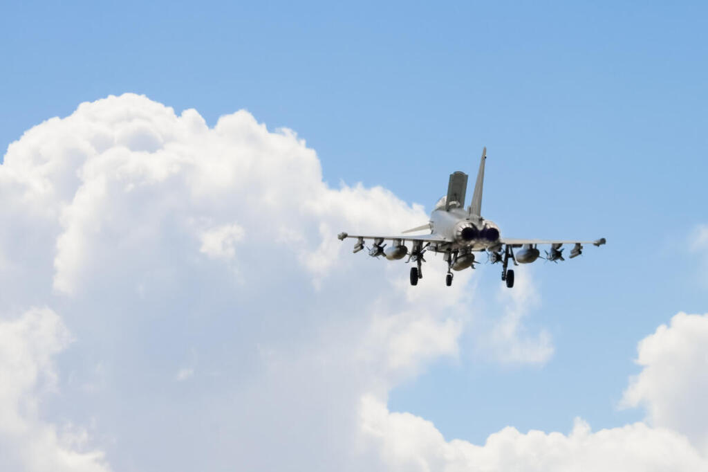 Il Regno Unito invierà altri quattro jet Typhoon in Qatar. Arriva la conferma di Starmer