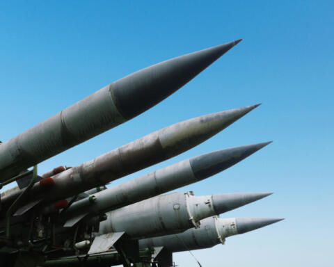 Missile iraniano in Turchia abbattuto dalle difese Nato. Hegseth: “Non è articolo 5”. Teheran rivendica il “controllo” di Hormuz.