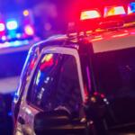 Ambulanze e auto della polizia con luci accese