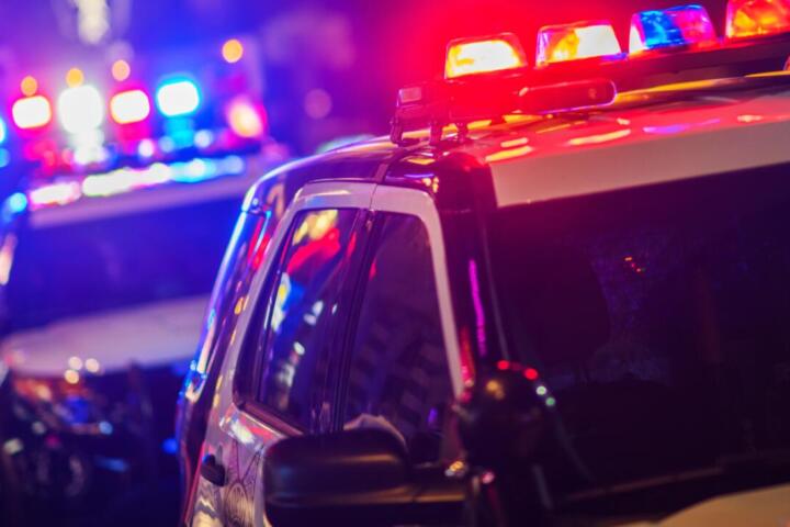 Ambulanze e auto della polizia con luci accese