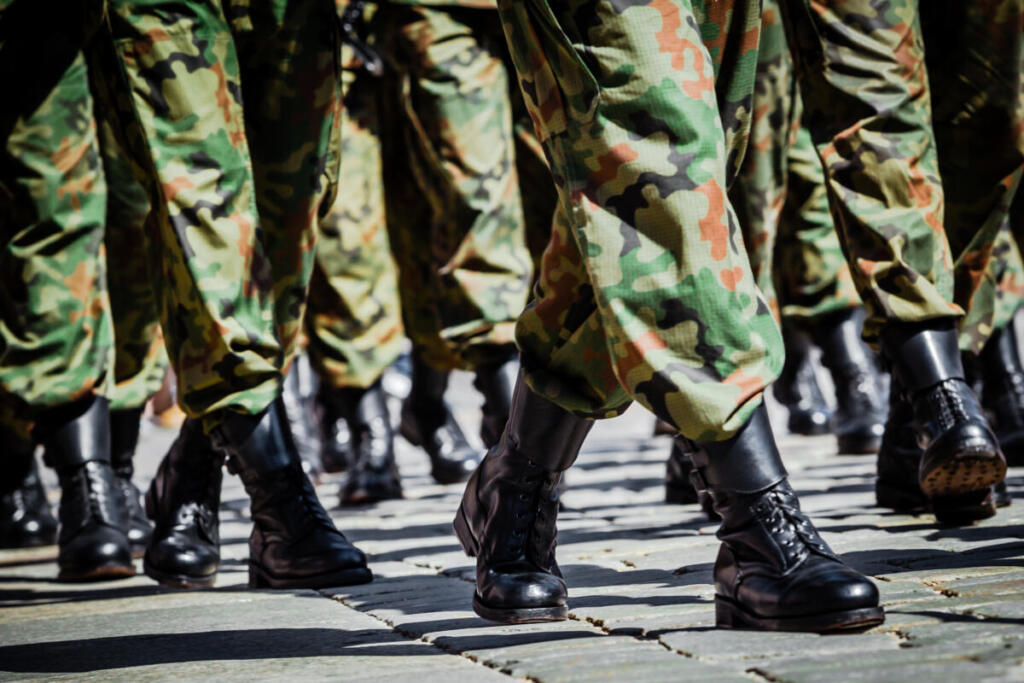 Soldati in pattugliamento urbano