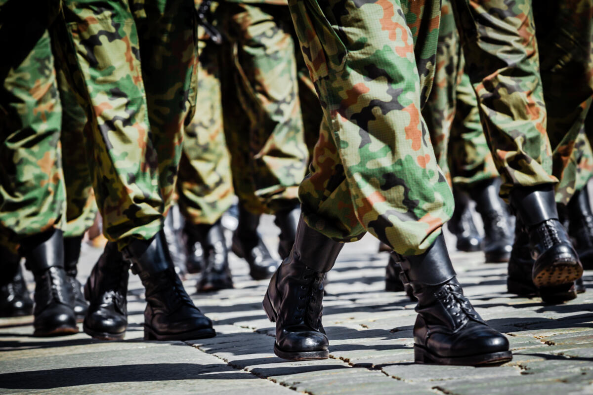 Soldati in pattugliamento urbano