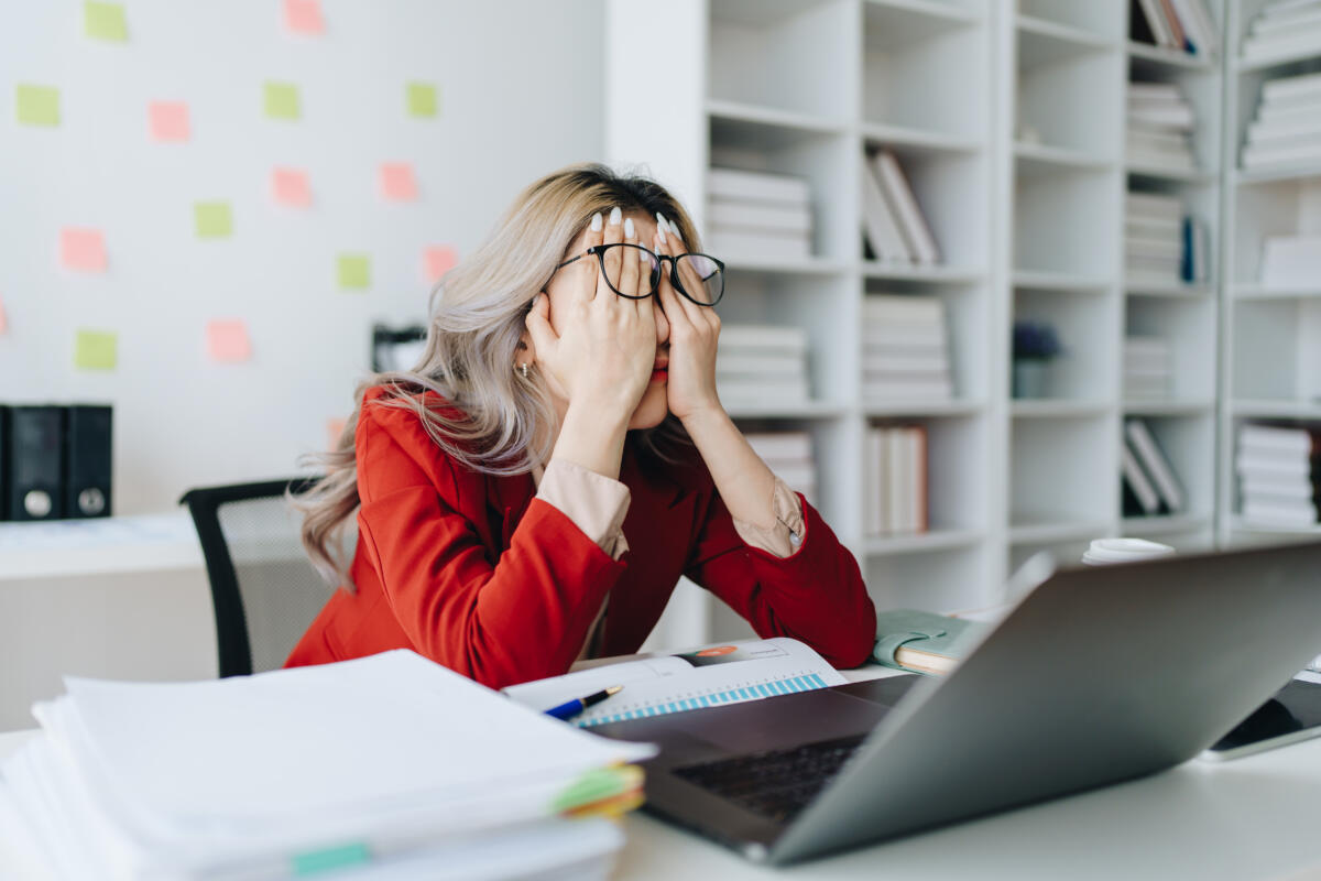 Lavoro, il 40% soffre di ergofobia: il 71% vuole meno ore e oltre metà dei giovani guarda all’estero