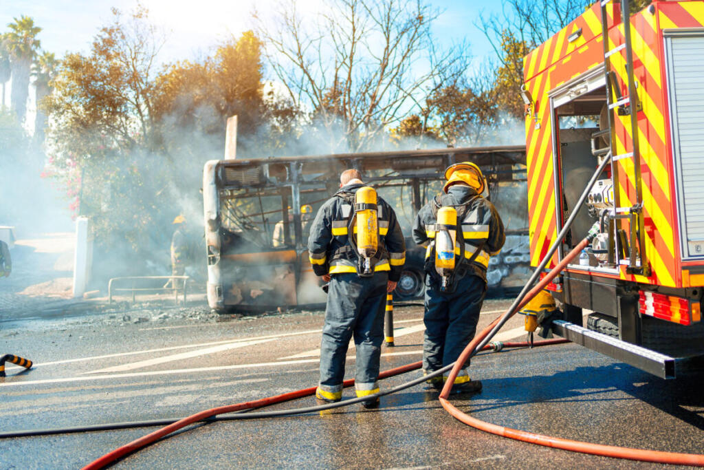 autobus distrutto dalle fiamme