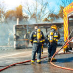 autobus distrutto dalle fiamme