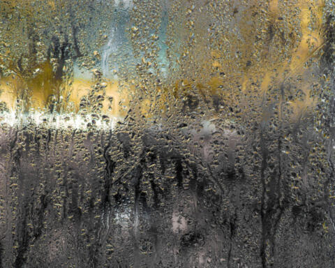 I residenti di Teheran lanciano l’allarme per la pioggia acida dopo l’attacco al deposito di petrolio