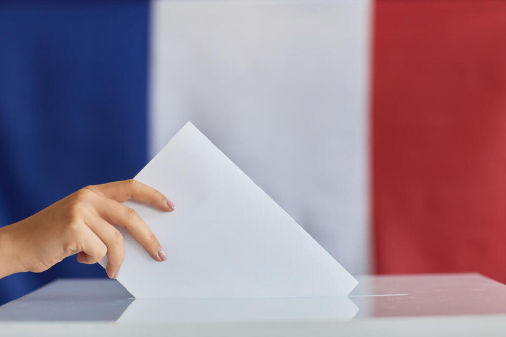 La Francia alle urne: migliaia di comuni scelgono i nuovi sindaci in un voto ad alta tensione civica