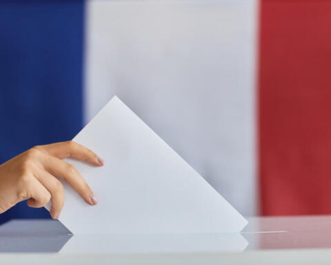 La Francia alle urne: migliaia di comuni scelgono i nuovi sindaci in un voto ad alta tensione civica