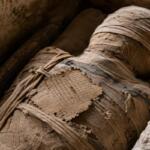 Un frammento dell’Iliade dentro una mummia: la scoperta “senza precedenti” che sorprende gli archeologi