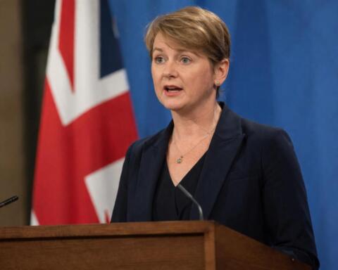 Ministro degli esteri britannico invoca la riapertura totale dello Stretto di Hormuz