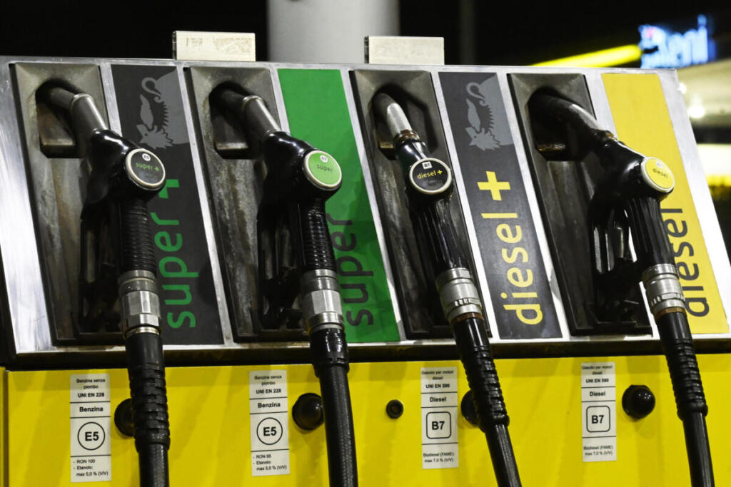 Carburanti, allarme Codacons: diesel oltre 2,1 euro in 9 regioni, “annullato lo sconto sulle accise”