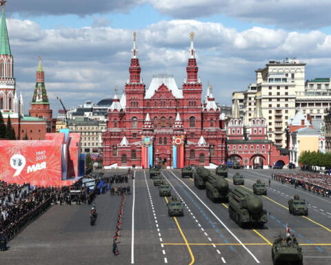 Mosca rinuncia ai mezzi militari per il 9 maggio: una parata senza carri armati dopo vent’anni