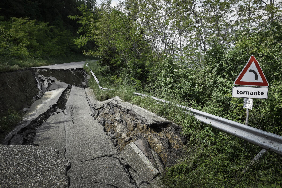 Frana tra Molise e Puglia, tempi lunghi per i lavori. A14 e ferrovia chiuse. Allarme istituzioni: rischio isolamento per il Sud