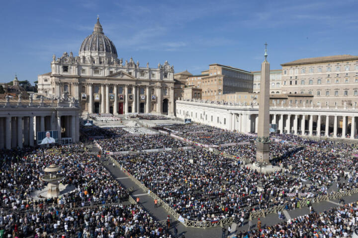 Il Papa: “Chi decide le guerre scelga la pace”