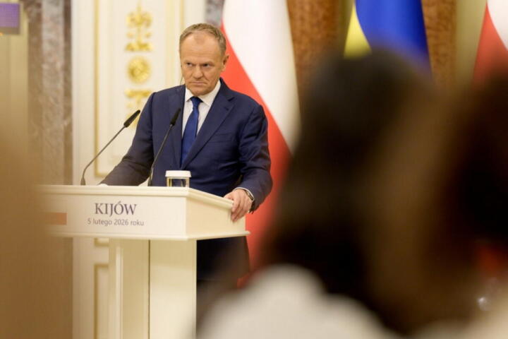 Ucraina, Tusk: “Ritiro americano dalla Nato e fine sanzioni: il piano di Putin”. Attacchi ai porti russi, “Tagli imminenti” al petrolio