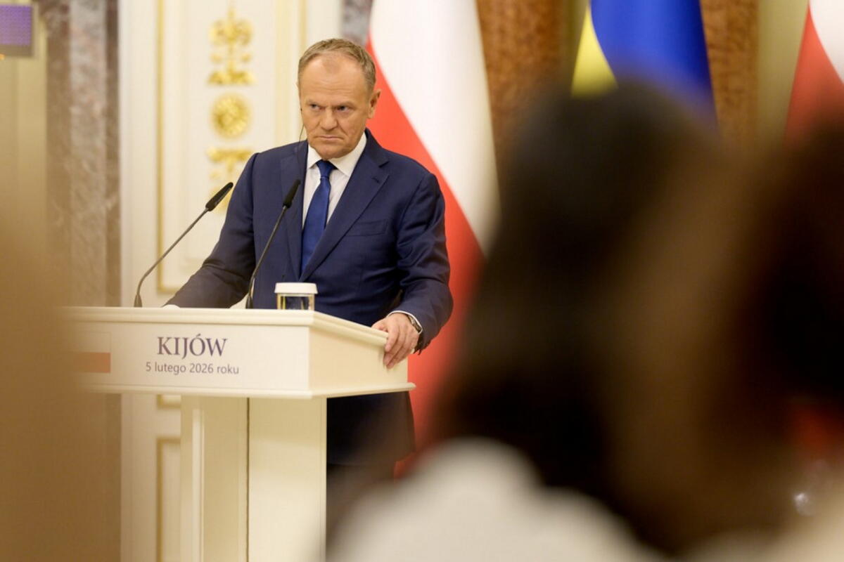 Ucraina, Tusk: “Ritiro americano dalla Nato e fine sanzioni: il piano di Putin”. Attacchi ai porti russi, “Tagli imminenti” al petrolio