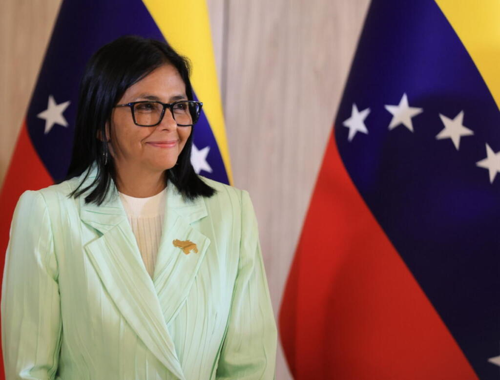 La presidente ad interim venezuelana Delcy Rodríguez promette un aumento salariale a maggio