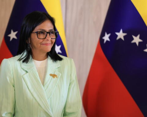 La presidente ad interim venezuelana Delcy Rodríguez promette un aumento salariale a maggio