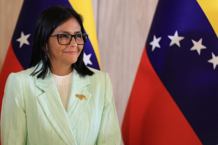 La presidente ad interim venezuelana Delcy Rodríguez promette un aumento salariale a maggio