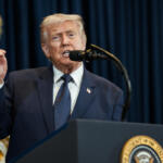 Usa-Iran, colloqui incerti a Islamabad. Trump esclude proroga della tregua, l’Ue prepara sanzioni su Hormuz