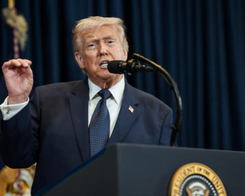 Usa-Iran, colloqui incerti a Islamabad. Trump esclude proroga della tregua, l’Ue prepara sanzioni su Hormuz