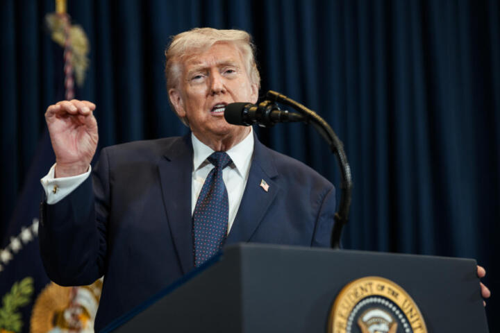 Usa-Iran, colloqui incerti a Islamabad. Trump esclude proroga della tregua, l’Ue prepara sanzioni su Hormuz