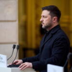 Zelensky: “Negoziati rinviati, Usa concentrati sul Medio Oriente”. Vance rafforza l’asse con Orbán, tensioni con l’Ue