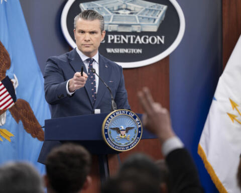 Via libera alle armi personali nelle basi: la svolta di Hegseth divide l’esercito USA