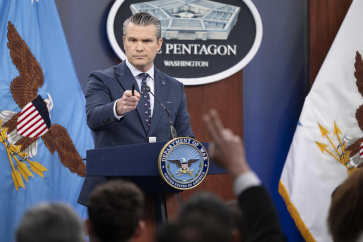 Via libera alle armi personali nelle basi: la svolta di Hegseth divide l’esercito USA