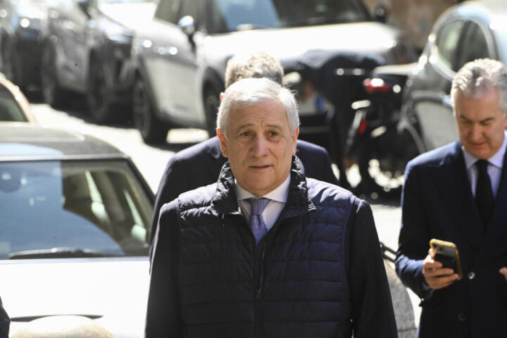 Hormuz chiuso, Beirut sotto le bombe: centinaia di vittime, morti tre giornalisti. Tajani convoca l'Ambasciatore israeliano