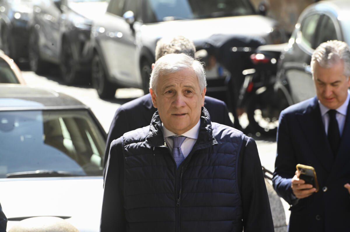 Hormuz chiuso, Beirut sotto le bombe: centinaia di vittime, morti tre giornalisti. Tajani convoca l'Ambasciatore israeliano