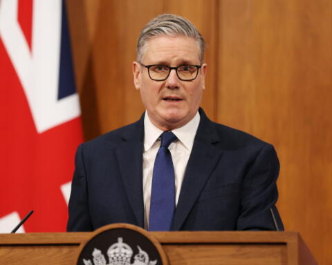 Starmer sbotta sui costi energetici: “Trump e Putin stanno facendo pagare il conto ai britannici”