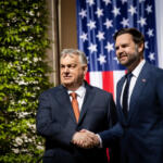 Vance da Orban attacca l’Ue e cita Meloni: “molto utile”. Kiev agli Usa: ora la stessa fermezza contro Mosca