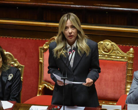 Meloni celebra i 174 anni della Polizia di Stato: “Coraggio, dedizione e servizio alla Nazione”