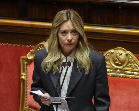Meloni chiude al rimpasto: “Avanti fino a fine legislatura”. Scontro duro con le opposizioni