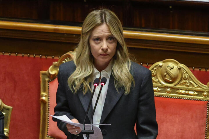 Meloni chiude al rimpasto: “Avanti fino a fine legislatura”. Scontro duro con le opposizioni