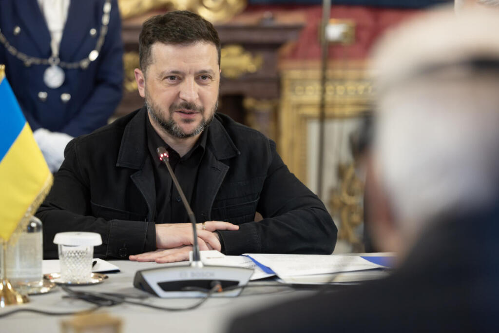 Ucraina, i raid più massicci dell’anno: almeno 17 morti. Zelensky: “La Russia non merita alcun allentamento delle sanzioni”